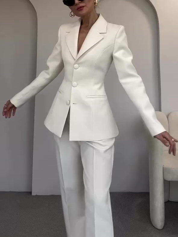 Klassischer taillierter Blazer und hoch taillierte Hose Weißer Anzug